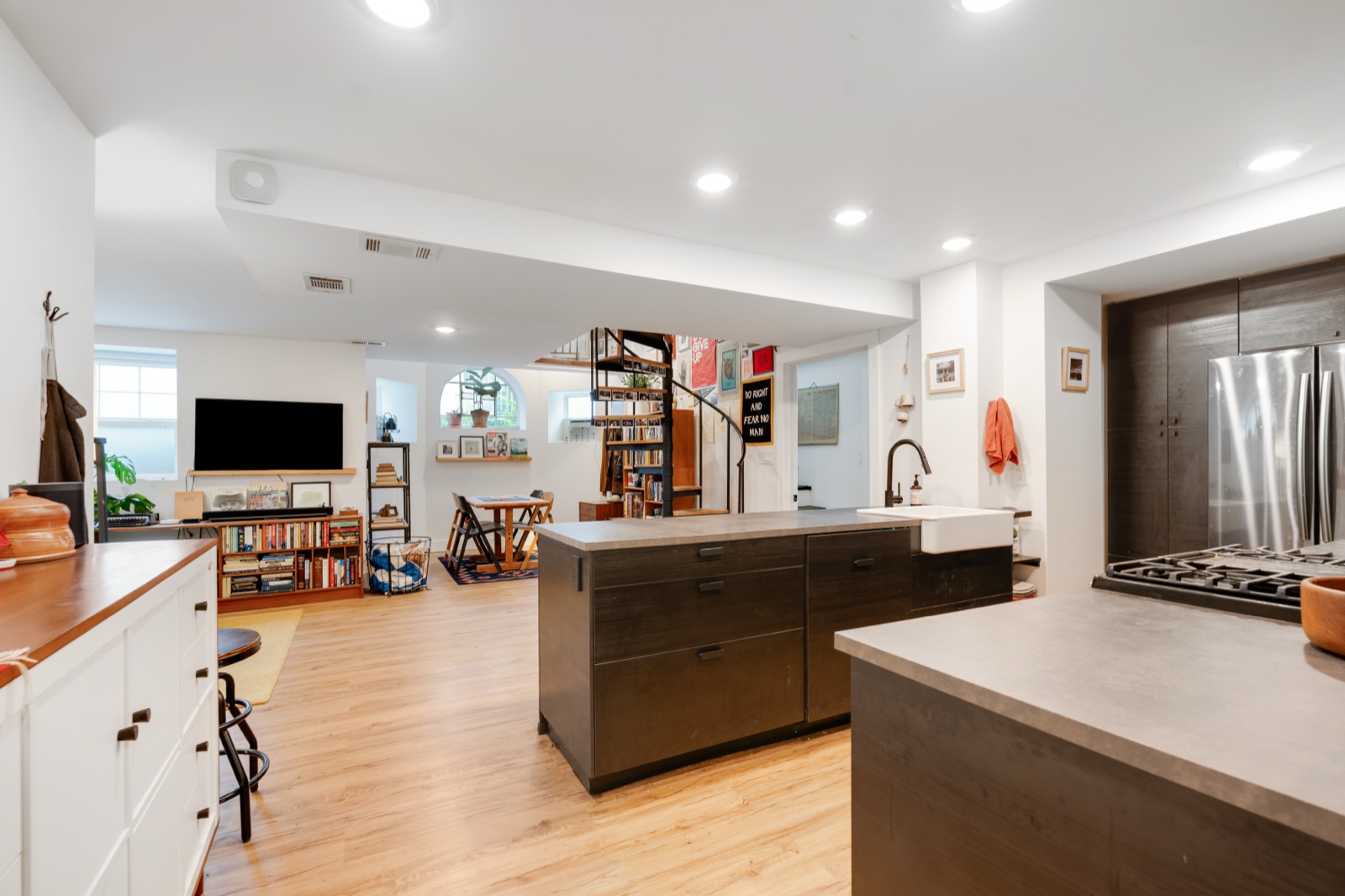 420 E 37th Street — photo 41